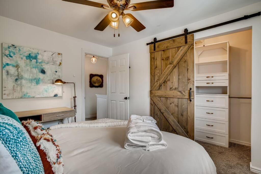 Family Townhome Near Mountains & Olde Town アーバダ エクステリア 写真